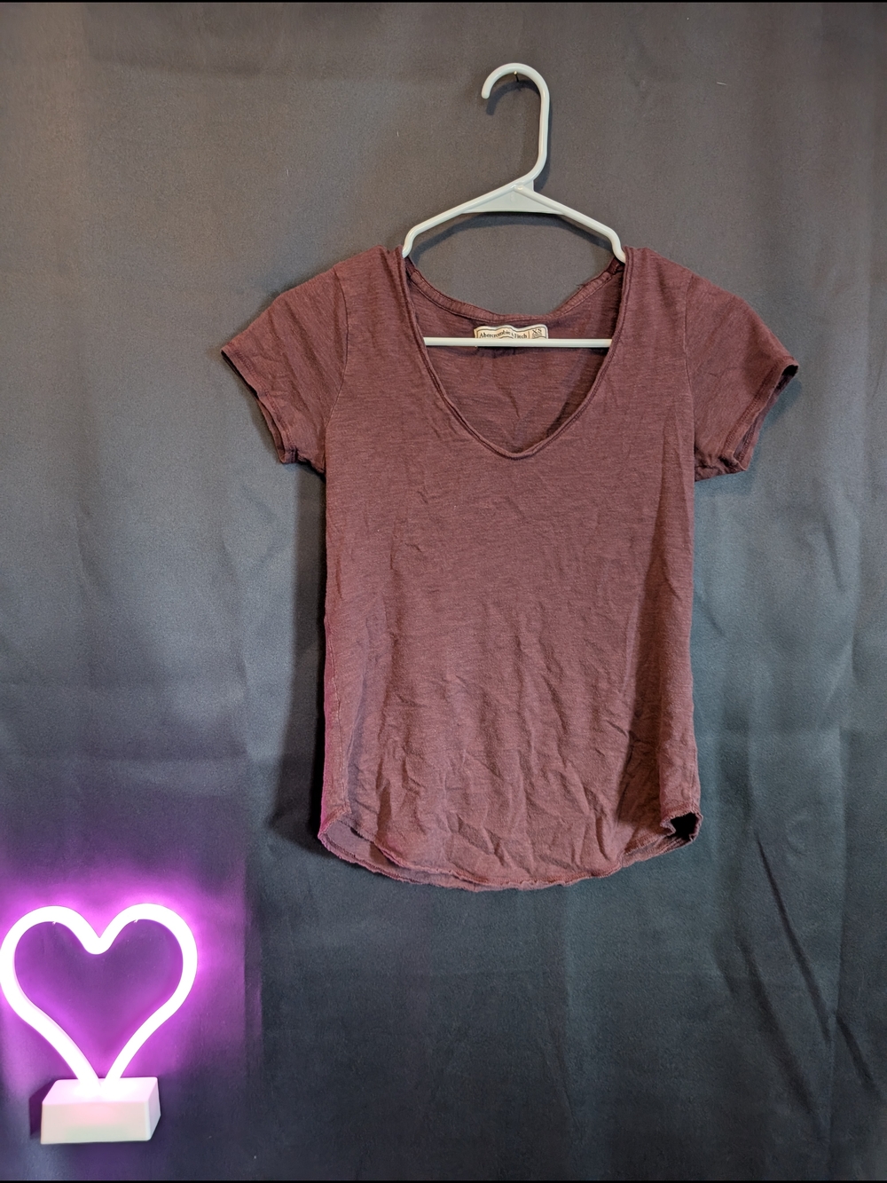 Abercrombie & Fitch Short Sleeve V-Neck Tee in Plum Regular Fit Logo Corner